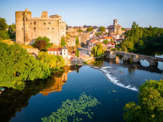 Visite guidée de Clisson lors d’un voyage en groupe entre patrimoine et vignobles