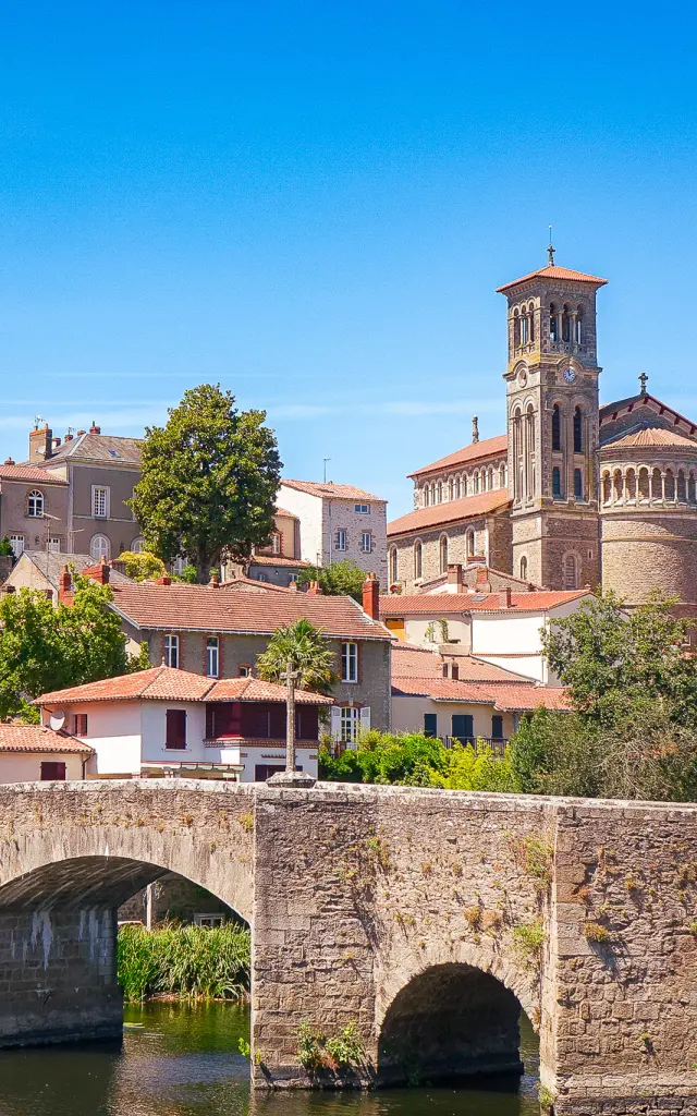 Balade guidée dans les rues de Clisson durant un voyage en groupe entre patrimoine et architecture italienne