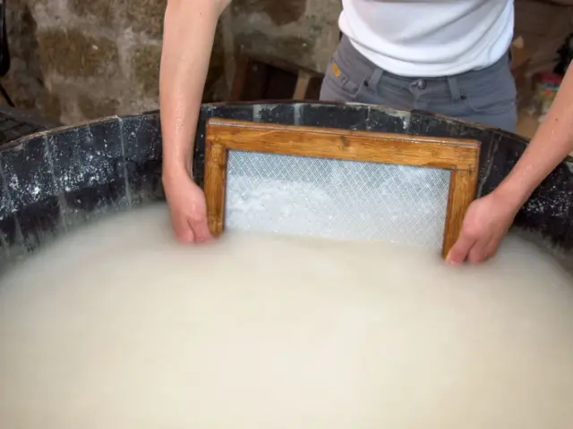 Atelier fabrication de feuille de papier au Moulin à Papier du Liveau pendant une journée voyage en groupe