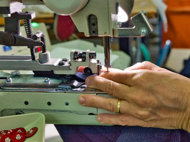 Découverte du savoir-faire artisanal de la maille française pendant un voyage en groupe dans le Vignoble Nantais