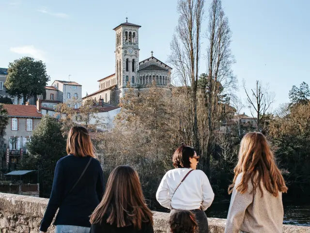 Jeu de piste Clisson pendant les vacances en famille sur le pont de la Vallée