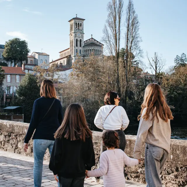 Jeu de piste Clisson pendant les vacances en famille sur le pont de la Vallée