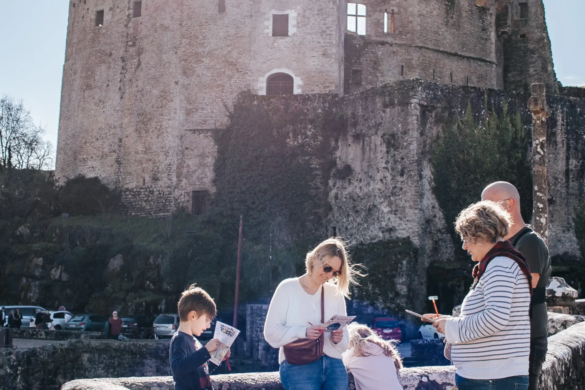 Jeu de piste Clisson en famille sur le pont de la Vallée face au château médiéval