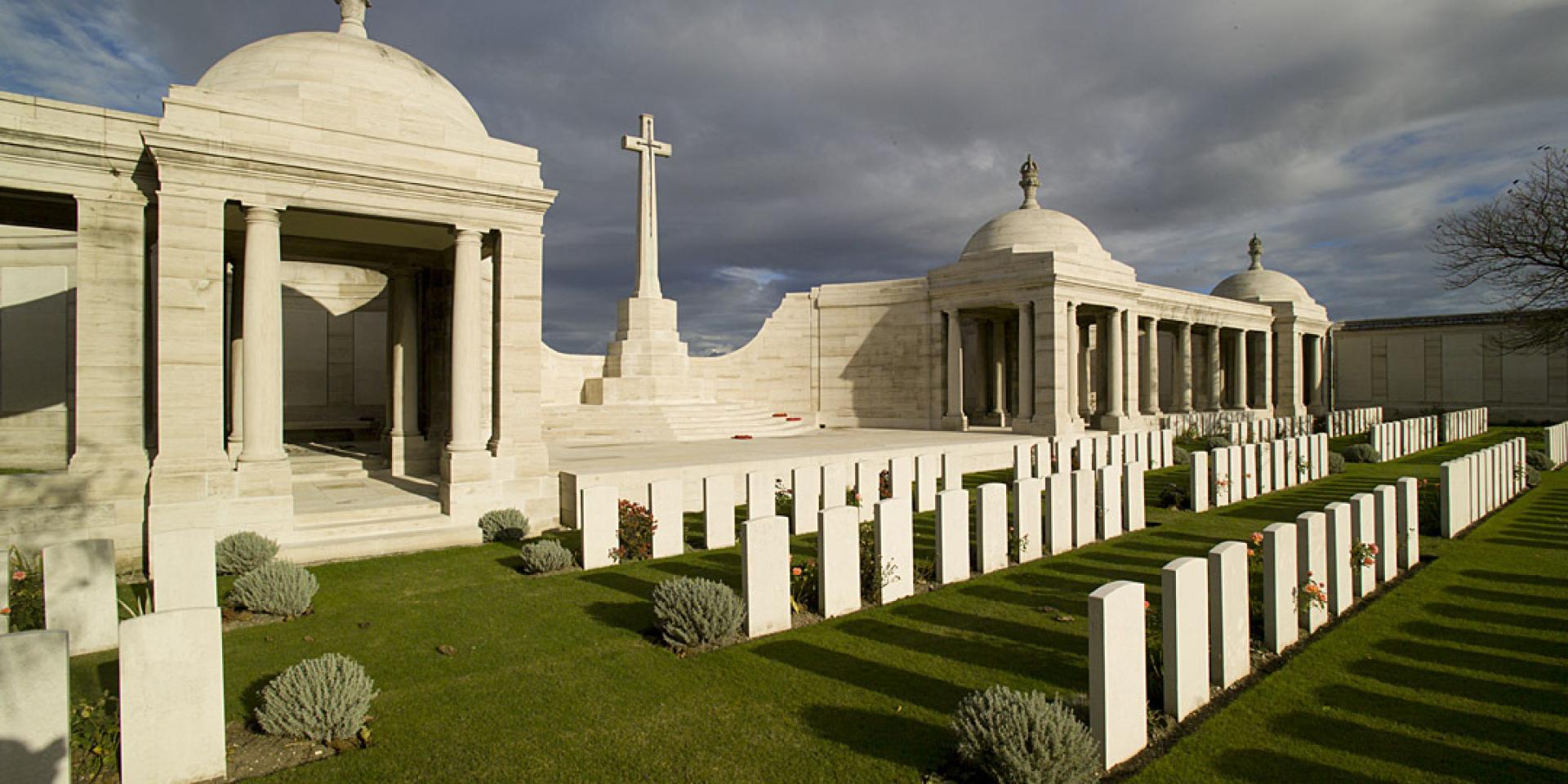 Dud Corner  CWGC - contains 1,800 burials and the walls commemorate 21,000 men with no known grave who fell in the battle of Loos in 1915 and later battles at Lys, Estaires & Bethune.

Built on the site of the Lens Rd Redoubt stormed by the 9th Black Watch on 25th Sept 1915



