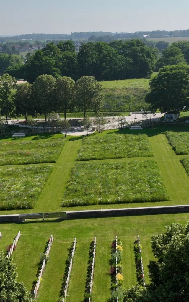 Loos British Cemetery Extension Avec Vue Sur Le Memorial De La Cote 70