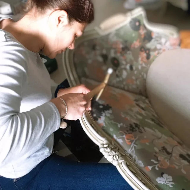 Tapissière d'ameublement et de décoration à l'oeuvre, Caroline Levers atelier sous la galerie thermale de Contrexéville