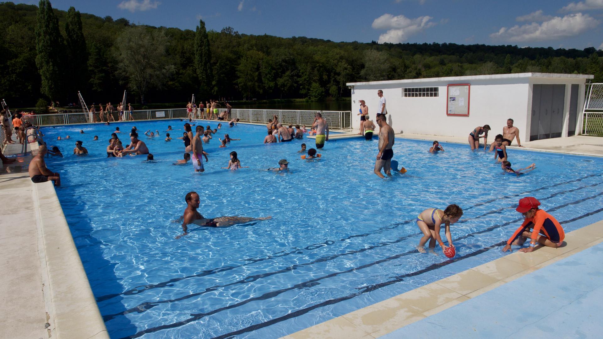 Free outdoor pool Contrex ©eric Marguet