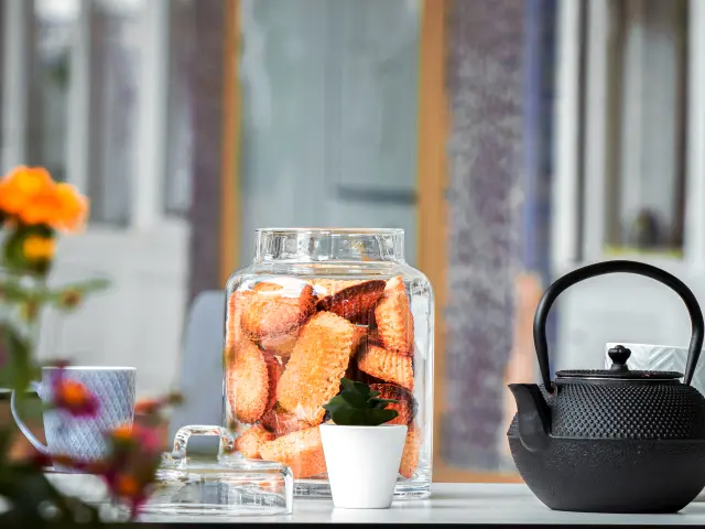 Pot contenant des biscuits et théière aux Goûts Thés Des Thermes à Contrexéville