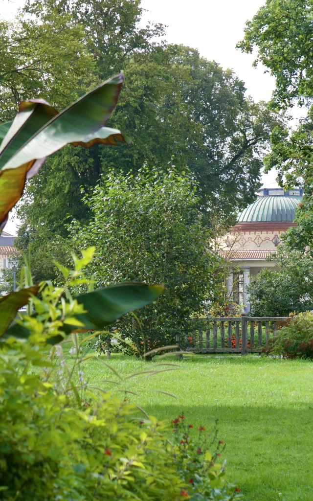 Parc Thermal de Contrexéville où l'on aperçoit la rotonde derrière les arbres