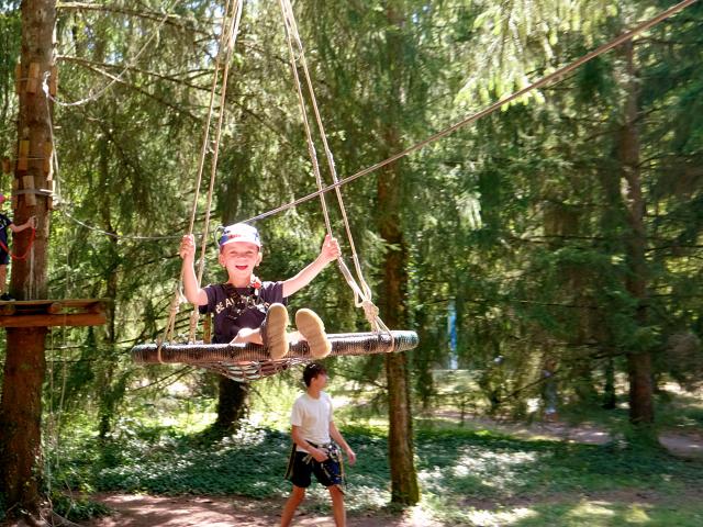 Enfant sur le parcours accrobranche de Contrexéville