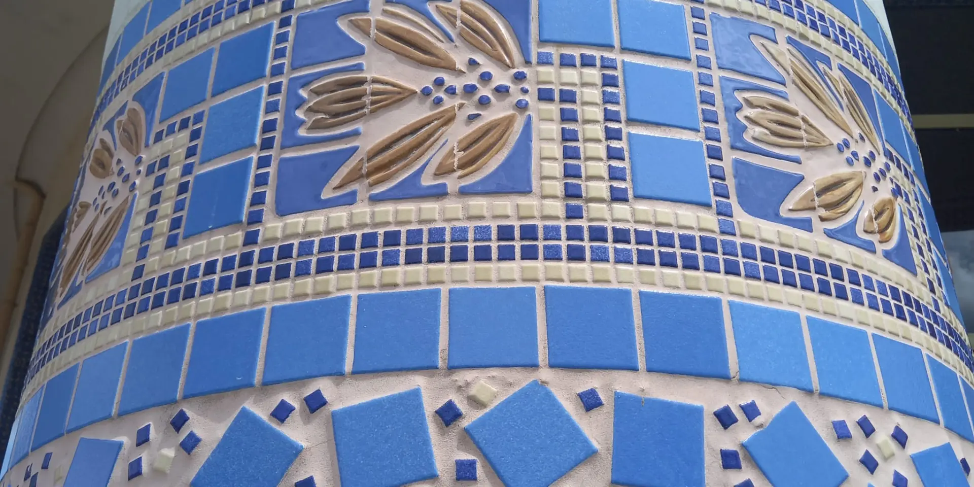 Mosaique des colonnades de la galerie thermale de Contrexéville