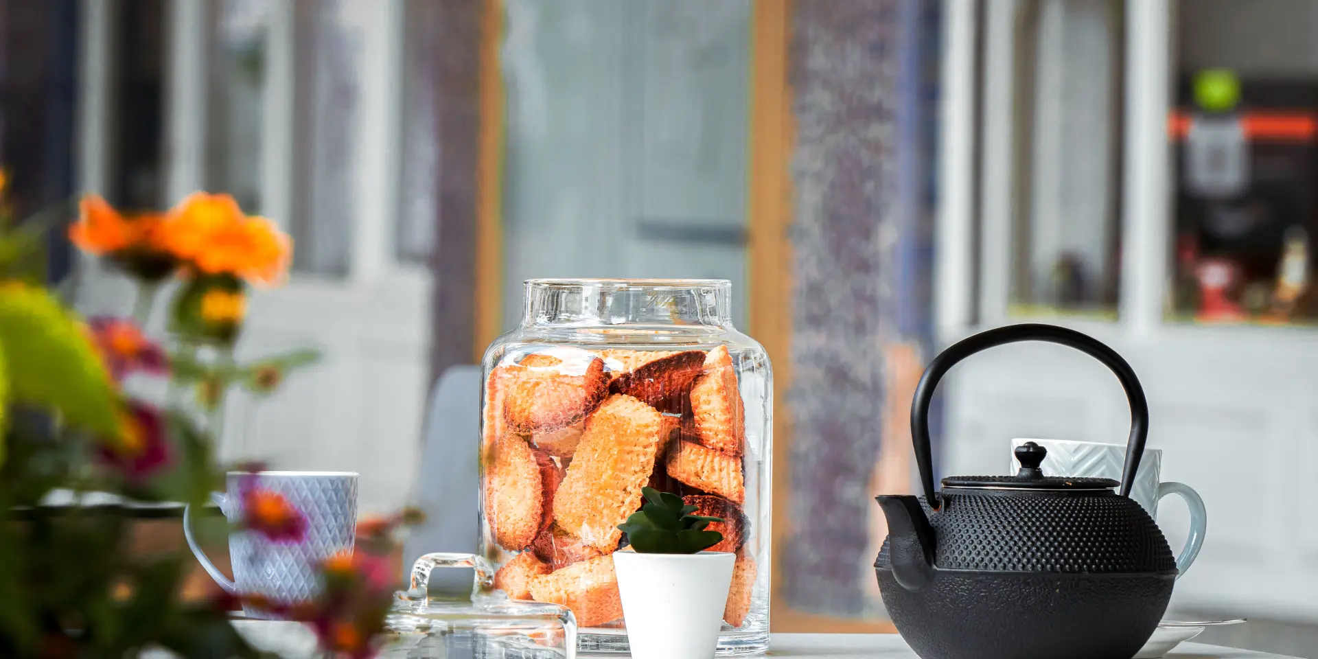 Thé et pot de biscuit en terrasse sous la galerie thermale
