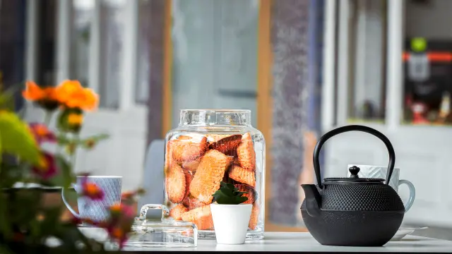 Thé et pot de biscuit en terrasse sous la galerie thermale