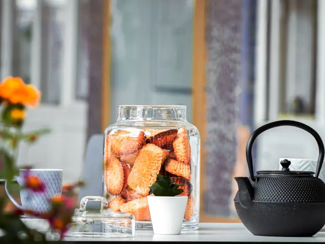 Thé et pot de biscuit en terrasse sous la galerie thermale