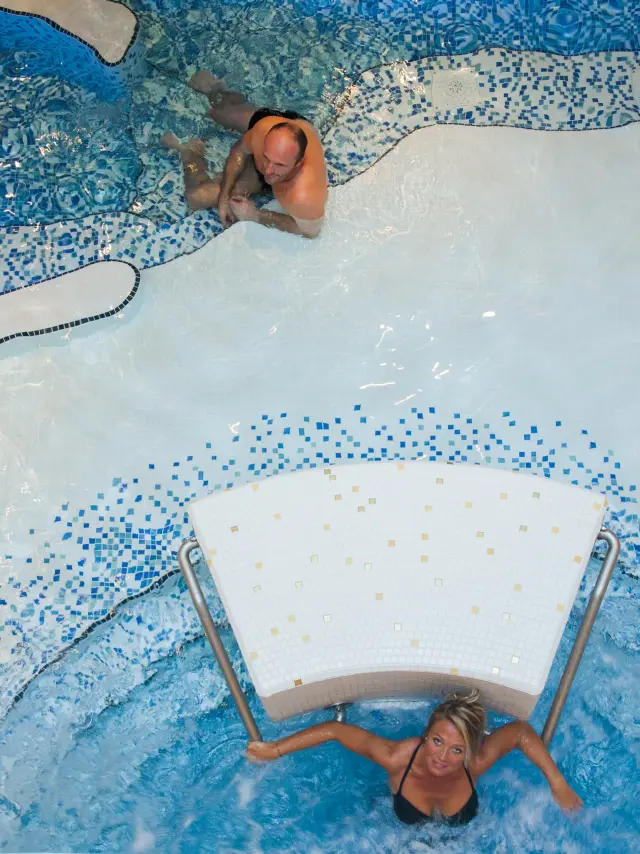 Couple se délassant dans l'eau du Spa des Thermes de Contrexéville, vue du haut