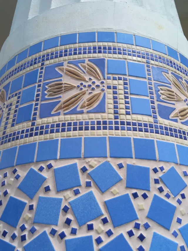 Détail de la mosaïque des colonnade de la galerie thermale à Contrexéville