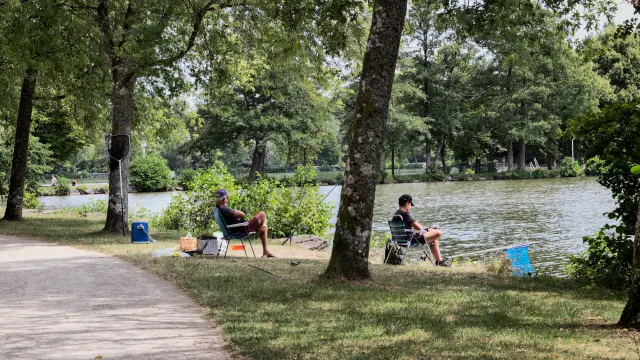 Pêcheurs au bord des Lacs de la Folie à Contrexéville