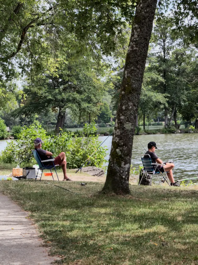 Pêcheurs au bord des Lacs de la Folie à Contrexéville