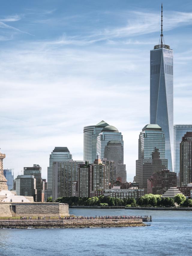 La Statua della Libertà con lo sfondo del One World Trade Center, monumenti di New York, USA