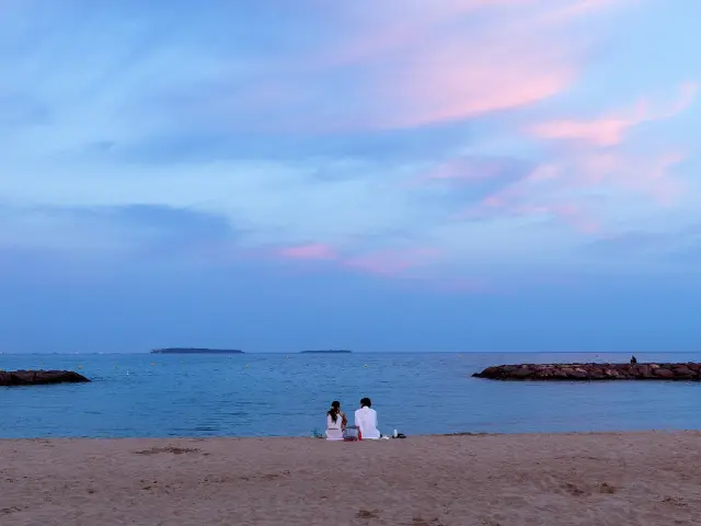 France, Alpes Maritimes (06), Golfe de la Napoule, Mandelieu La Napoule, plage Robinson, îles de Lérins en arrière plan