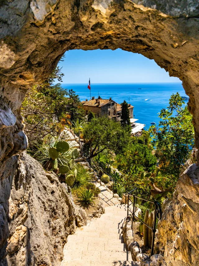 Eze, Francia - 1 agosto 2022: l'hotel Chateau Eza si trova sul pendio della collina della fortezza medievale in cima alla città storica di Eze, sulla costa della Costa Azzurra del Mar Mediterraneo.