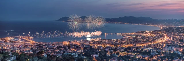 Fuochi d'artificio nella città di Cannes in estate