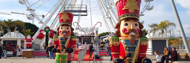Antibes, Frankreich - 23. Dezember 2020: Menschen gehen auf dem Weihnachtsmarkt spazieren. In der Altstadt findet jeden Winter der traditionelle Weihnachtsmarkt statt.