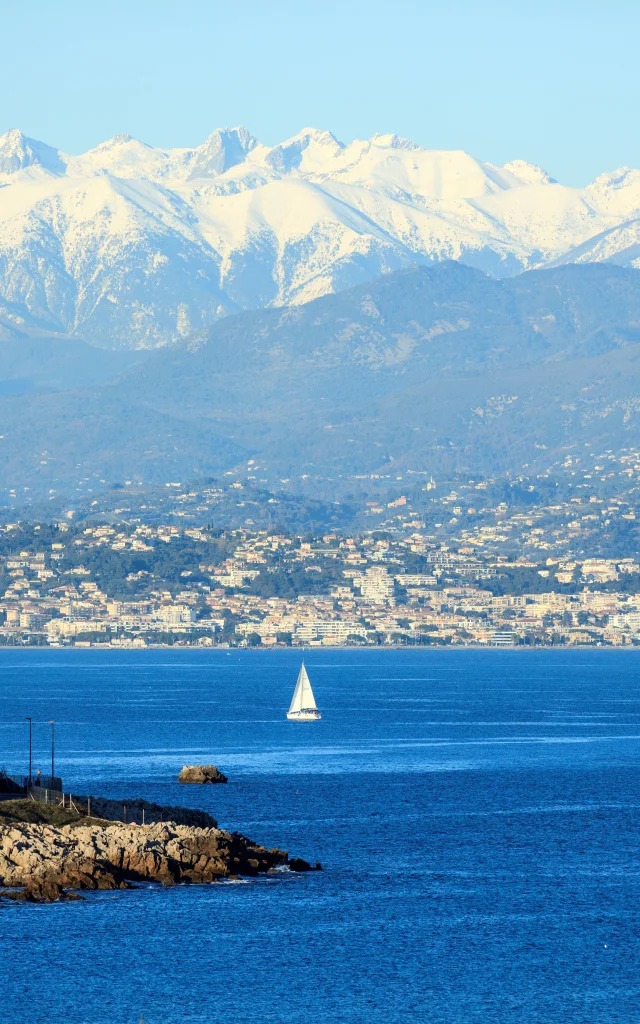 Antibes Mer Montagnes Enneigees Cote D Azur France Camillemoirenc
