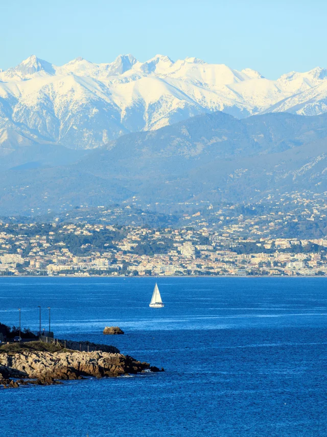 Antibes Meer Schneebedeckte Berge Cote D Azur Frankreich Camillemoirenc