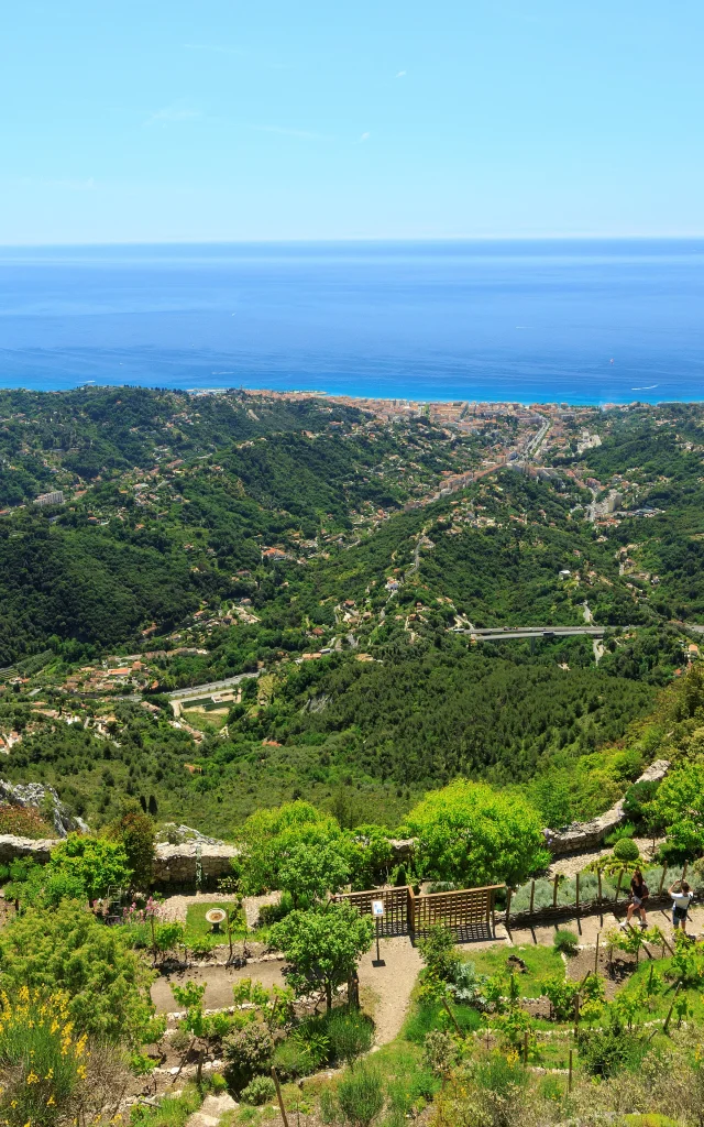 Vue panoramique depuis le jardin médiéval de Sainte-Agnès, entre mer et montagnes
