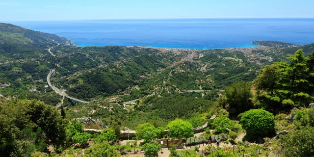 Vue panoramique depuis le jardin médiéval de Sainte-Agnès, entre mer et montagnes