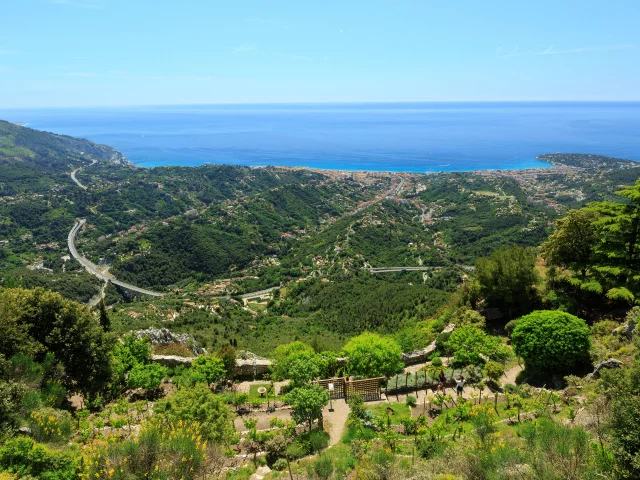 Vue panoramique depuis le jardin médiéval de Sainte-Agnès, entre mer et montagnes