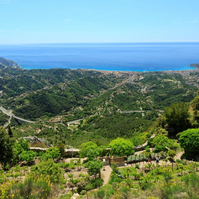 Vue panoramique depuis le jardin médiéval de Sainte-Agnès, entre mer et montagnes