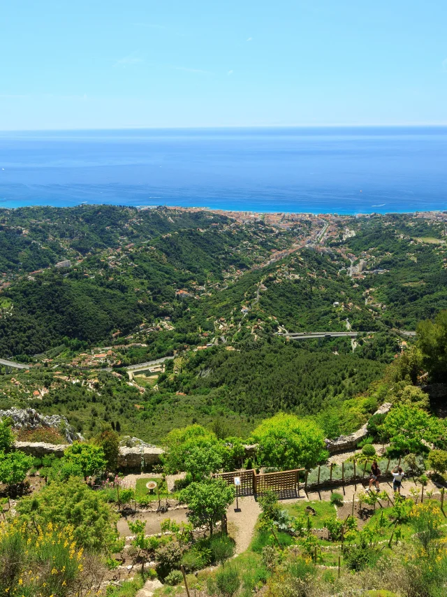 Vue panoramique depuis le jardin médiéval de Sainte-Agnès, entre mer et montagnes