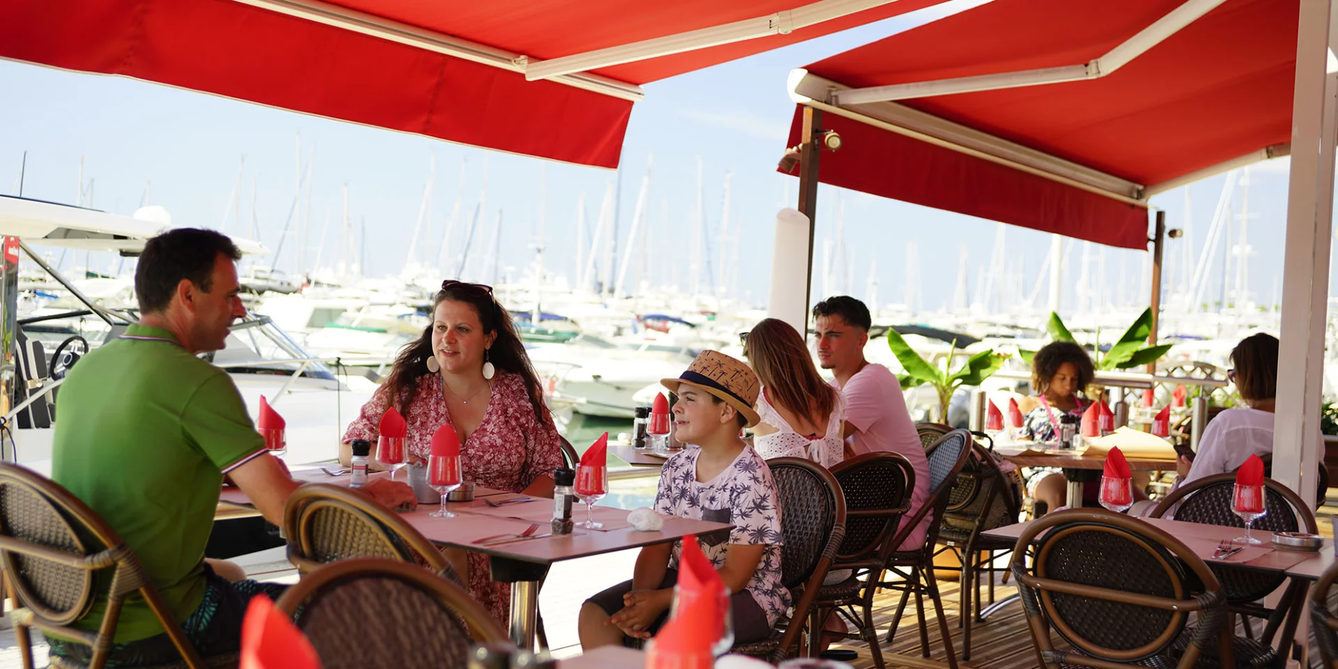 Déjeuner en terrasse avec vue sur le port de Golfe-Juan