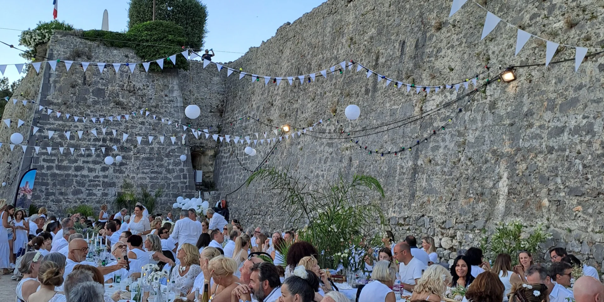 White picnic for Apidae Agenda Rotated