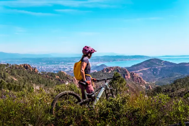 Aventure en VTT sur la Côte d’Azur : l’été entre nature et sensations
