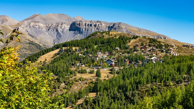 Panoramablick auf den Mercantour-Nationalpark in der Nähe von Valberg, Französische Alpen, Frankreich in Europa