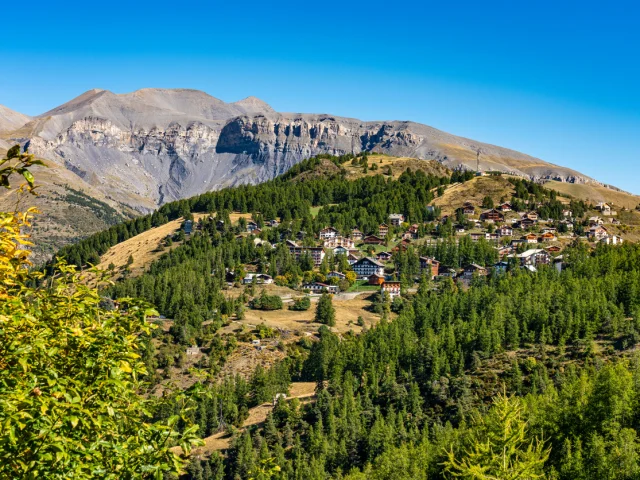 Panoramablick auf den Mercantour-Nationalpark in der Nähe von Valberg, Französische Alpen, Frankreich in Europa