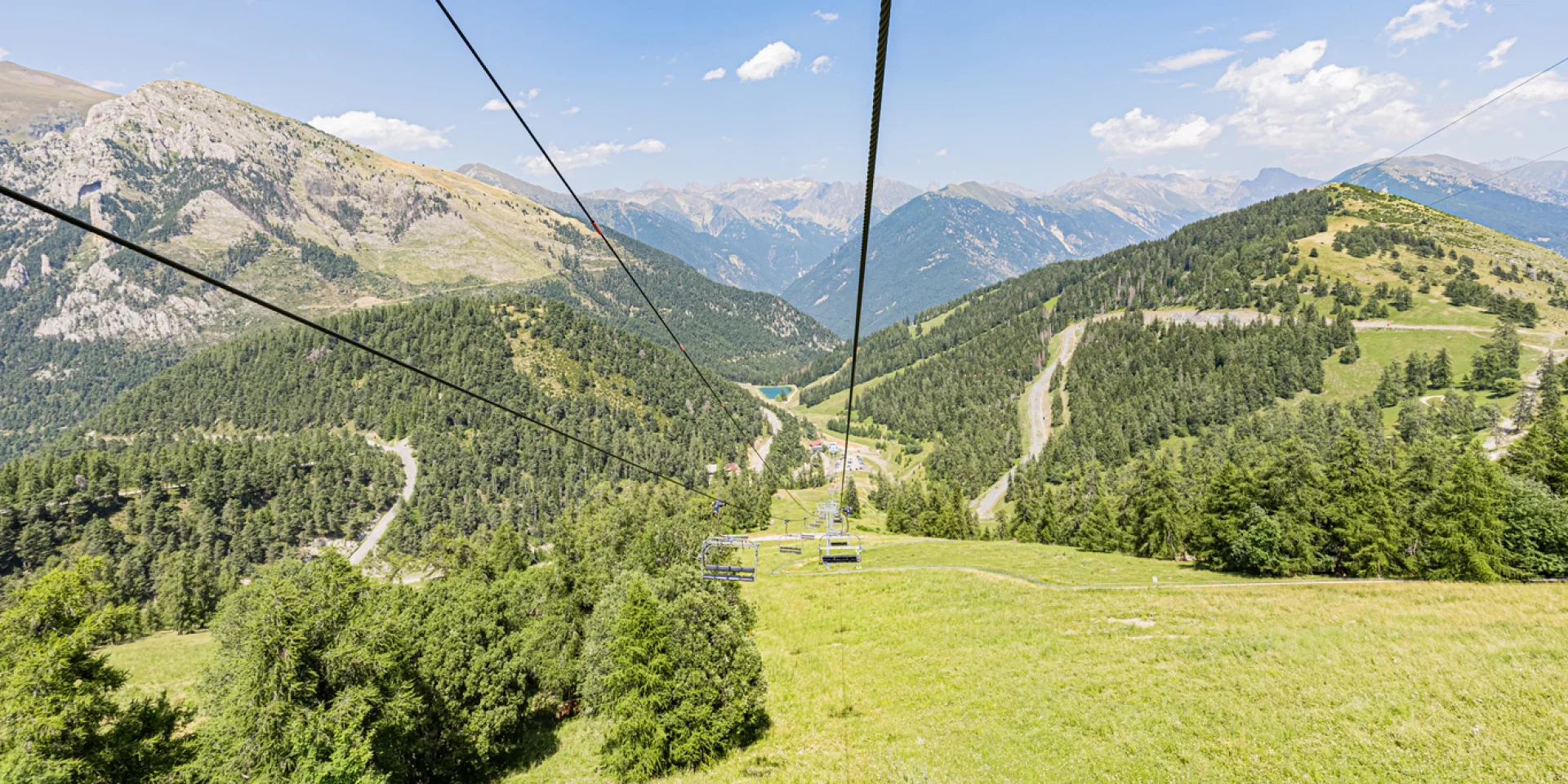La stazione di La Colmiane in estate, con la seggiovia e la zip line... La stazione di La Colmiane in estate, con la seggiovia e la teleferica.