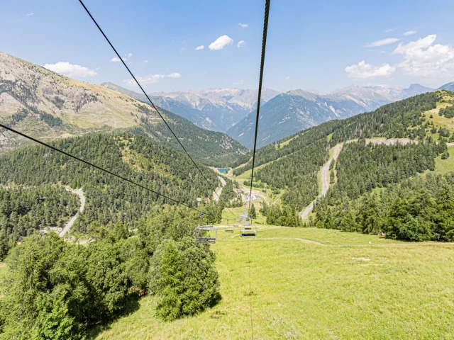 La Colmiane Resort im Sommer, mit seinem Sessellift und Zip-Line... Skigebiet La Colmiane im Sommer, mit seinem Sessellift und seiner Zip-Line.