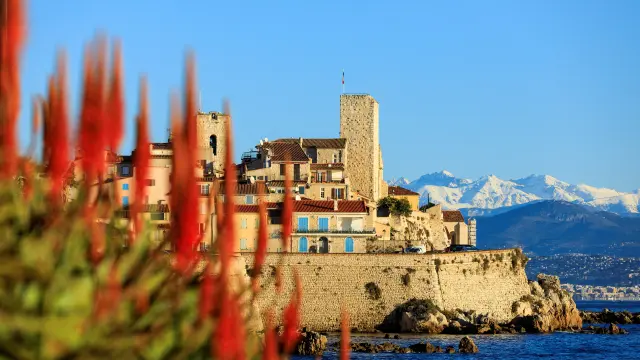 Antibes Meer Schneebedeckte Berge Cote D'Azur Frankreich Tourismus Camille Moirenc