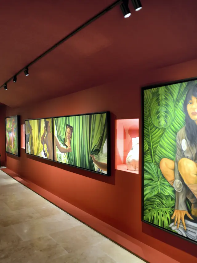 Visite du musée FAMM à Mougins sur la Côte d’Azur, avec des œuvres d’art contemporain féminines.