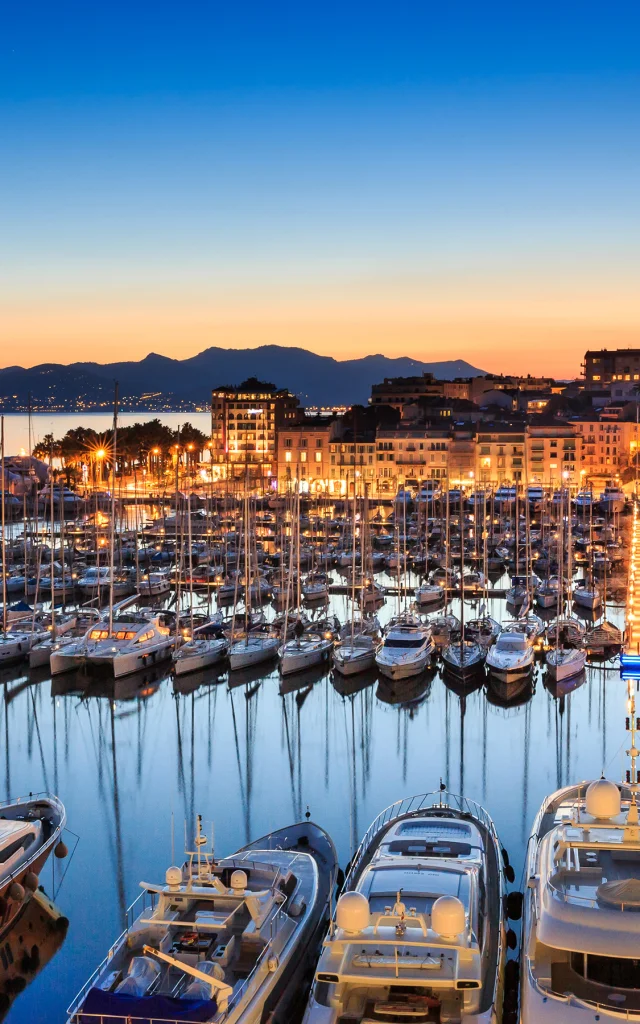 Vue panoramique sur le Vieux-Port de Cannes illuminé au coucher du soleil sur la Côte d’Azur