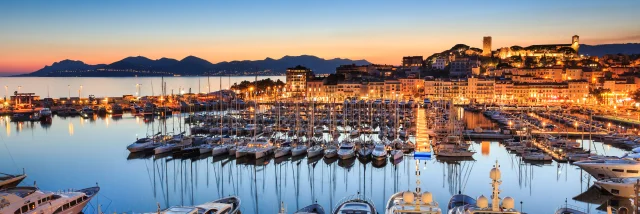 Vue panoramique sur le Vieux-Port de Cannes illuminé au coucher du soleil sur la Côte d’Azur