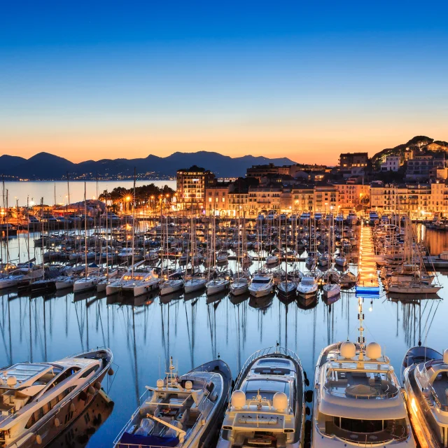 Vue panoramique sur le Vieux-Port de Cannes illuminé au coucher du soleil sur la Côte d’Azur