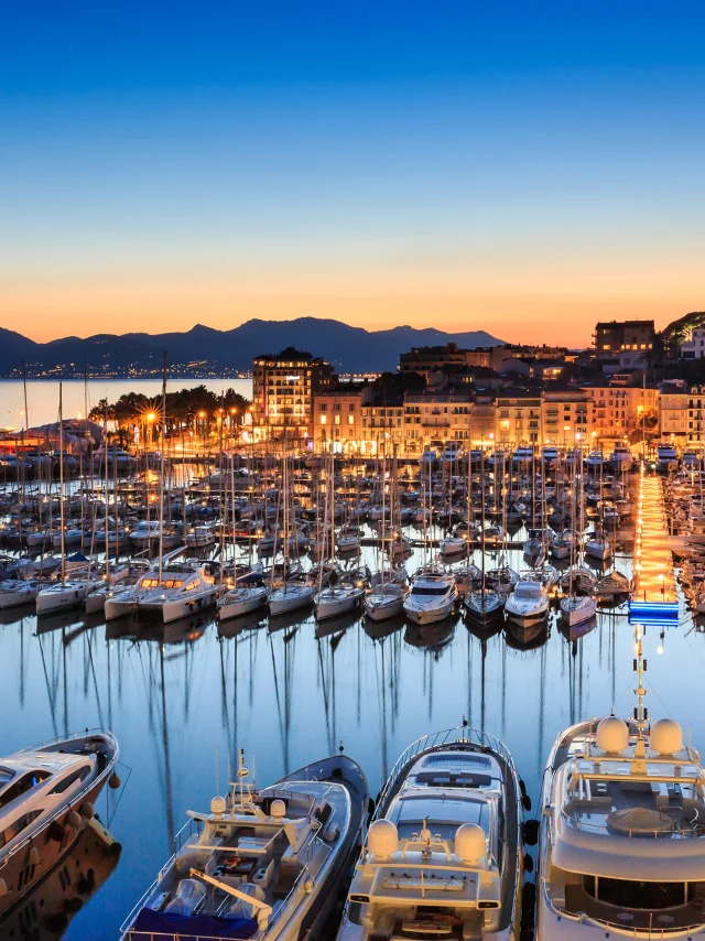 Vue panoramique sur le Vieux-Port de Cannes illuminé au coucher du soleil sur la Côte d’Azur