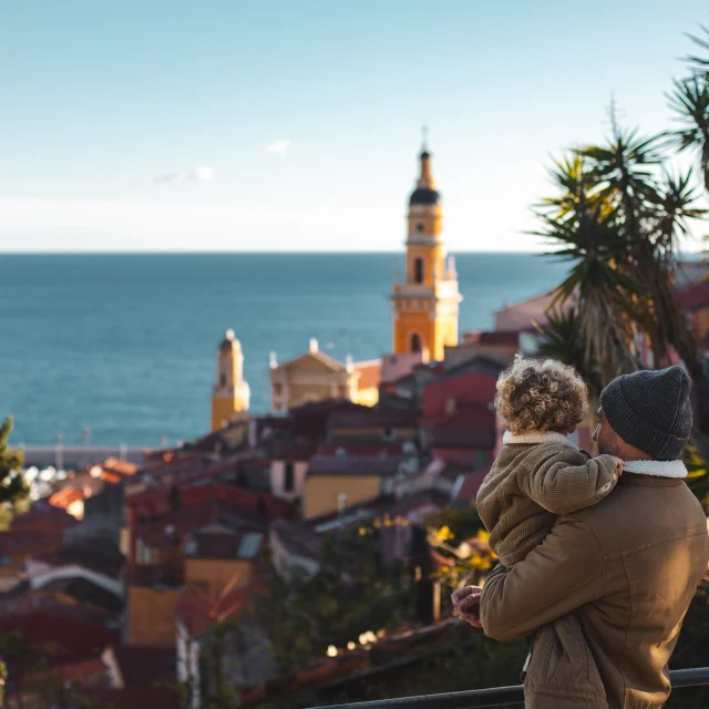 Famiglia a Mentone Costa Azzurra Francia Turismo Onmetlesvoiles