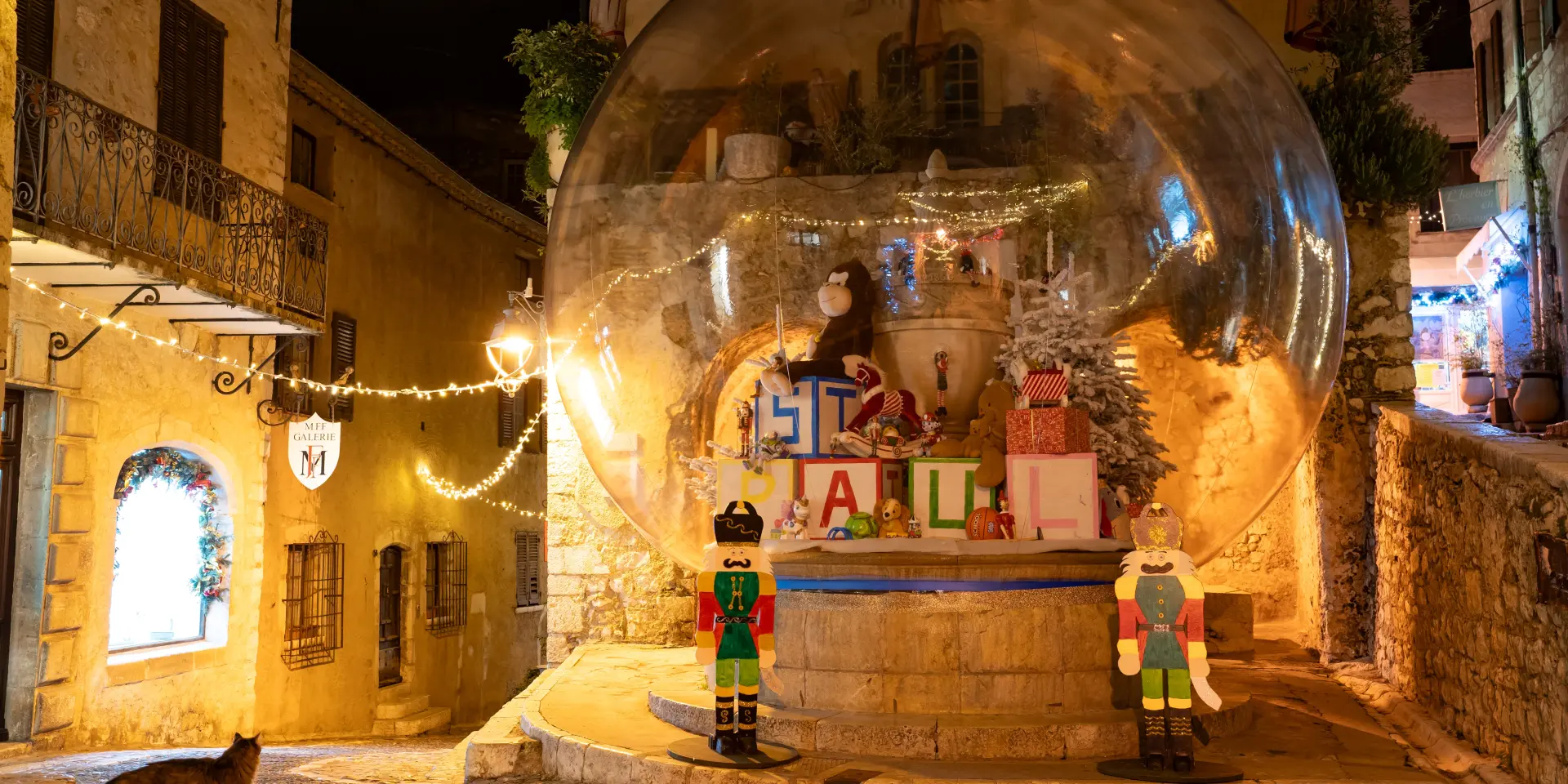 Décor de Noël à Saint-Paul de Vence avec boule géante illuminée sur la place du village