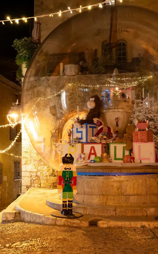 Décor de Noël à Saint-Paul de Vence avec boule géante illuminée sur la place du village